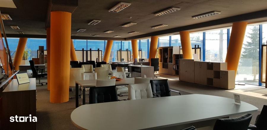 Spațiu comercial, de 1,800 mp, în Central
