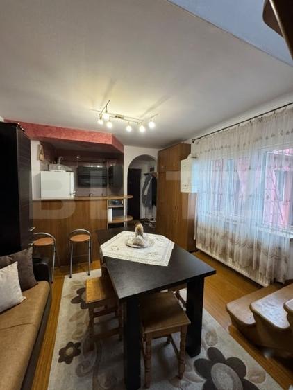 Apartament cu 4 camere semidecomandat, mobilat în Central
