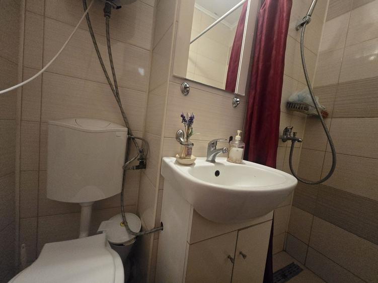 Apartament cu 3 camere semidecomandat, mobilat în Tomis Nord