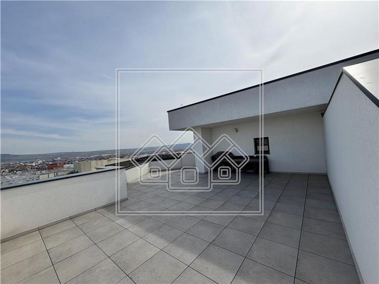 Penthouse cu 3 camere nedecomandat în Exterior Sud