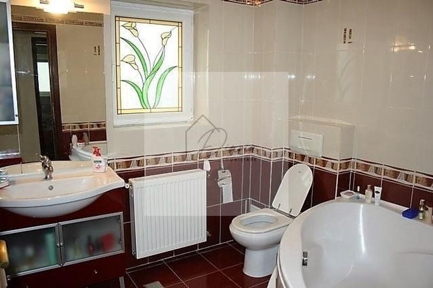 Casă individuală cu 8 camere cu Canalizare în Central