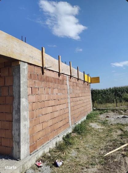 Casă cu 4 camere cu Teren 400 Mp în Mărgineni
