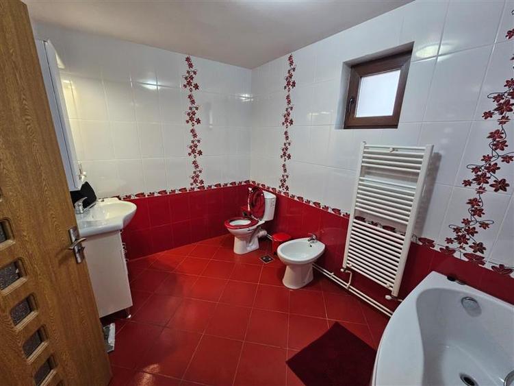 Casă individuală cu 5 camere cu Canalizare în Aeroport