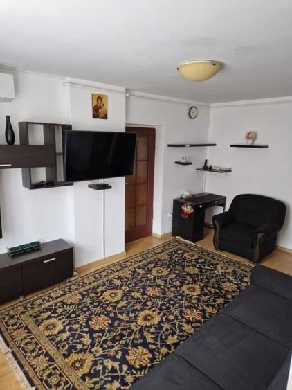 Apartament cu 3 camere semidecomandat, mobilat în Bucureștii Noi