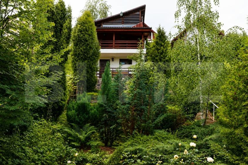 Casă individuală cu 11 camere cu Canalizare în Drumul Poienii
