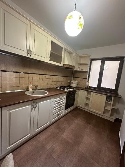 Apartament cu 3 camere decomandat, mobilat în Tei