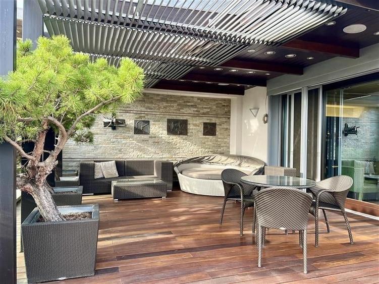 Apartament cu 8 camere decomandat în Herăstrău