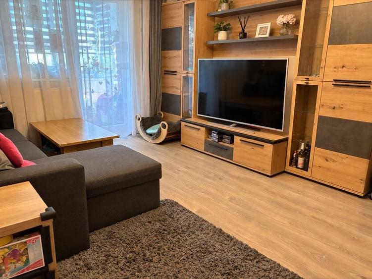 Apartament cu 3 camere decomandat în Astra