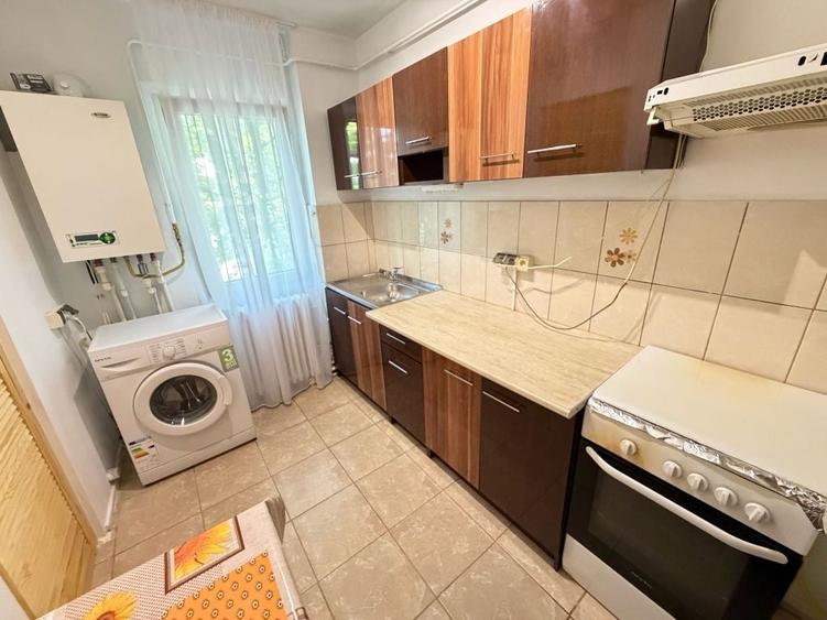 Apartament cu 3 camere semidecomandat în Podu Roș