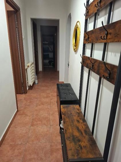 Apartament cu 3 camere decomandat, mobilat în Central