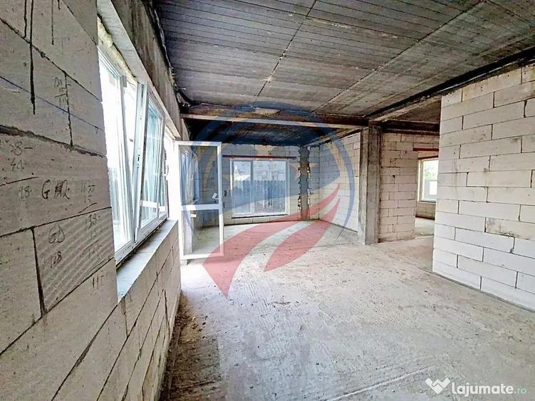 Casă cu 7 camere cu Teren 500 Mp în Central