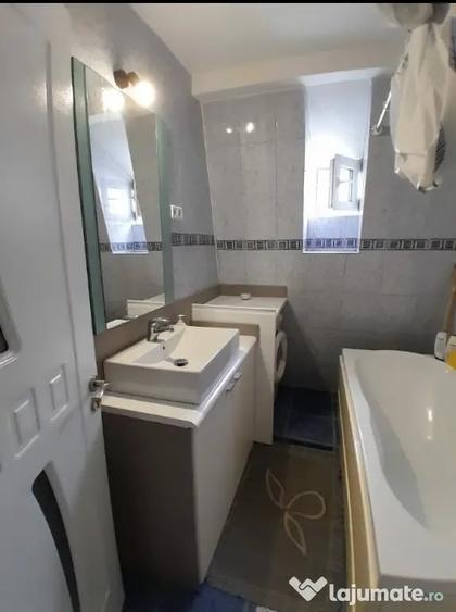 Apartament cu 3 camere semidecomandat în Central
