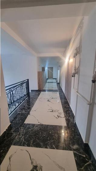 Apartament cu 3 camere decomandat în Tractorul
