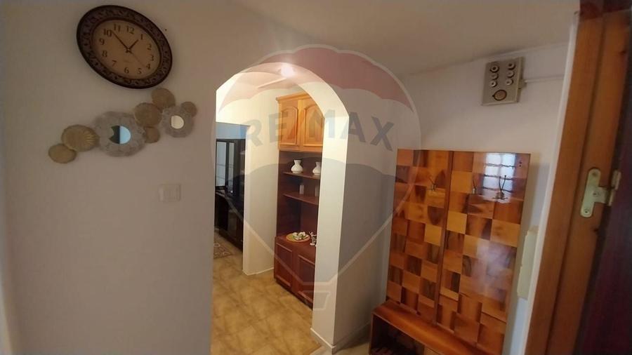 Apartament cu 3 camere decomandat, mobilat în Lăpuș