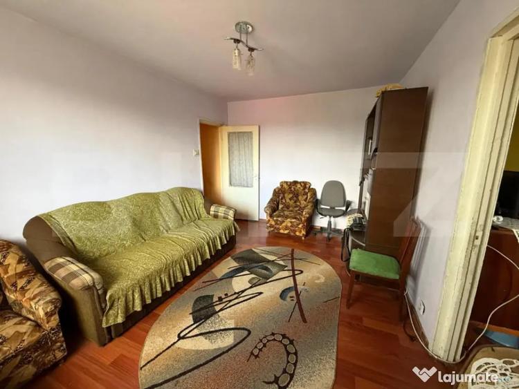 Apartament cu 3 camere semidecomandat în Central