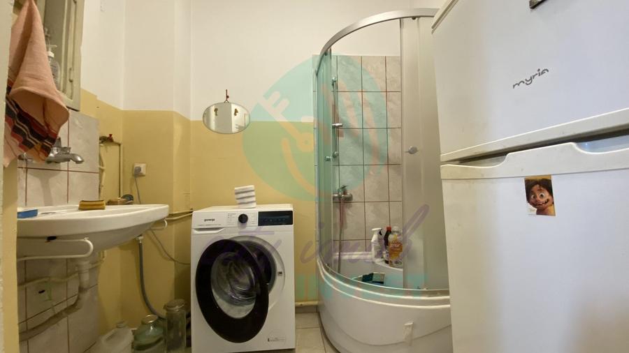 Apartament cu 3 camere semidecomandat în Moșilor