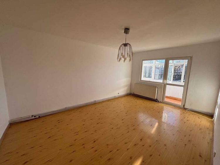 Apartament cu 3 camere decomandat în Mioriței