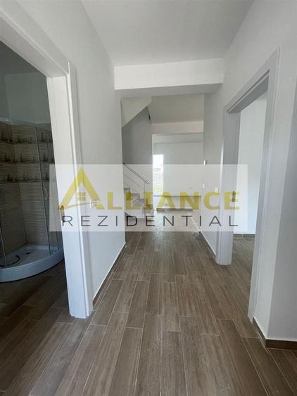 Casă individuală cu 4 camere decomandat cu Canalizare în Berceni