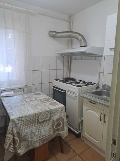 Apartament cu 3 camere semidecomandat în Banca Națională