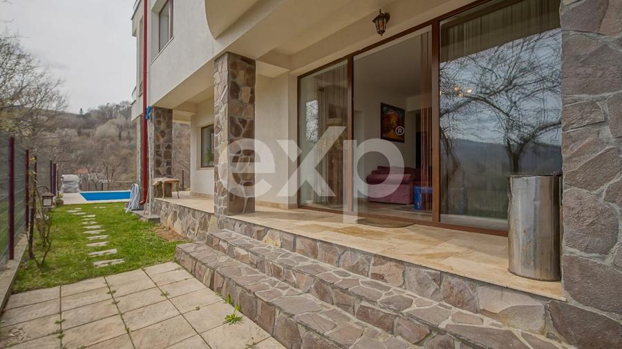 Casă individuală cu 11 camere cu Piscina în Drumul Poienii