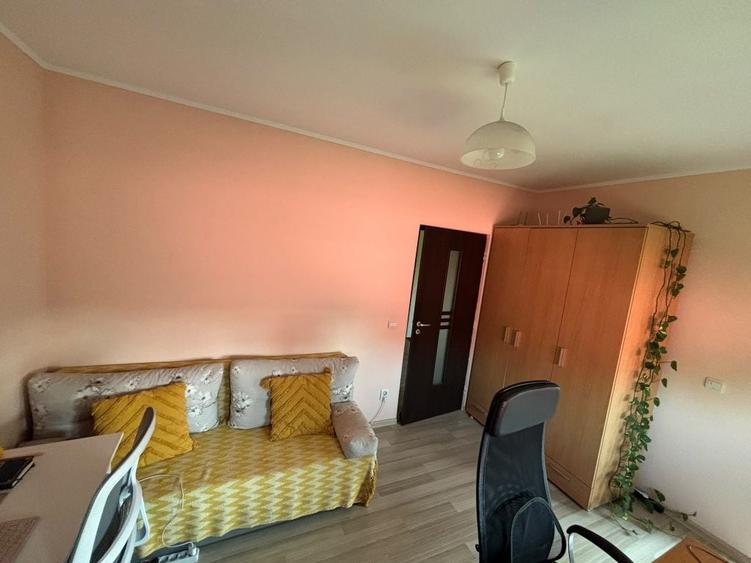 Apartament cu 3 camere semidecomandat în Valea Adâncă