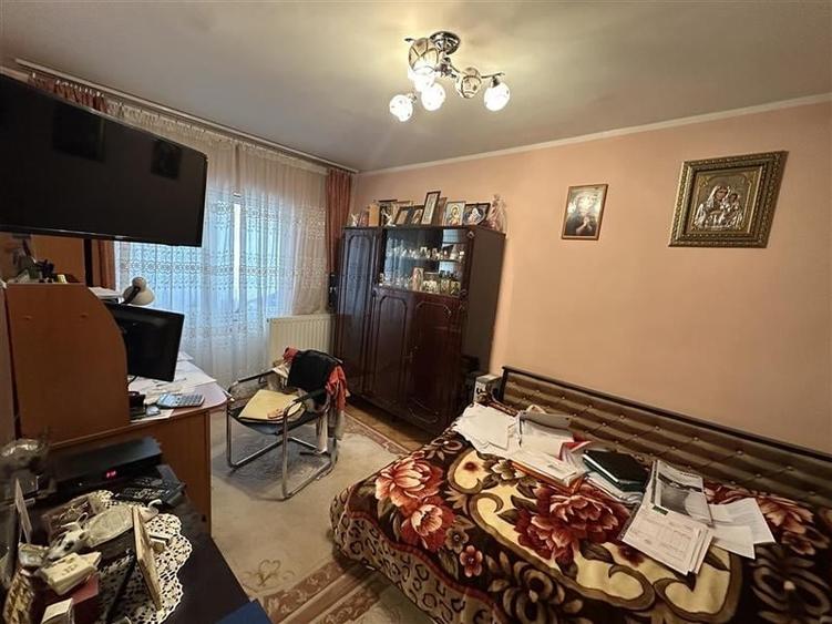 Apartament cu 3 camere decomandat, mobilat în Aradului