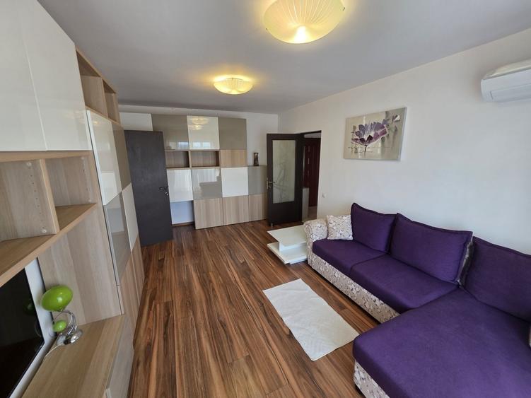 Apartament cu 3 camere semidecomandat în Tineretului