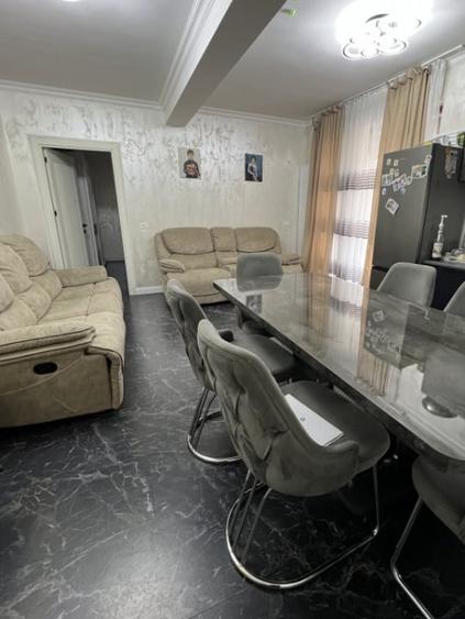 Apartament cu 3 camere decomandat în Jiului