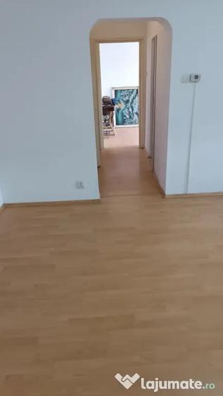 Apartament cu 3 camere semidecomandat în Micro 4