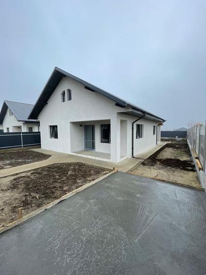 Vand casa in Com. Sendreni (cartierul nou) - 1