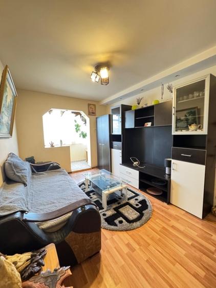 Apartament cu 3 camere semidecomandat în Alexandru cel Bun