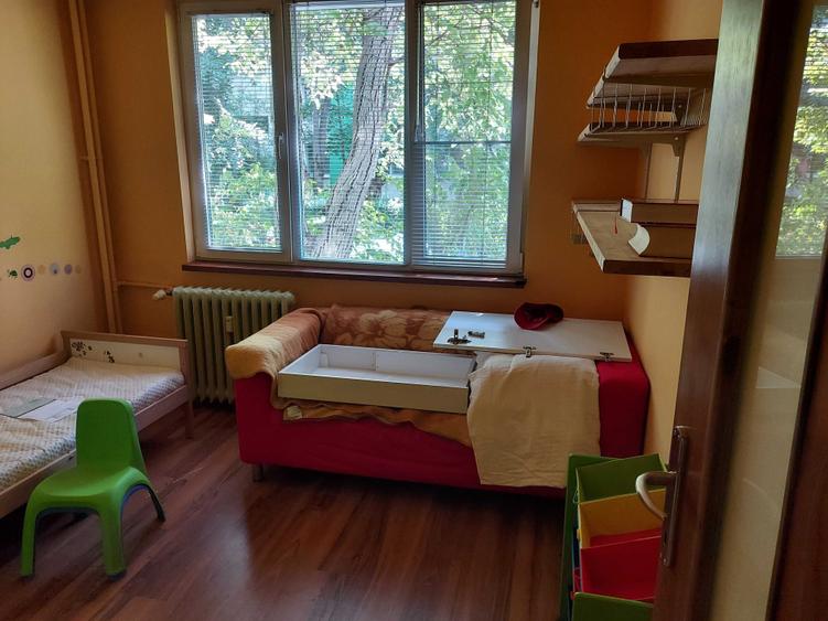 Apartament cu 3 camere semidecomandat în Tineretului
