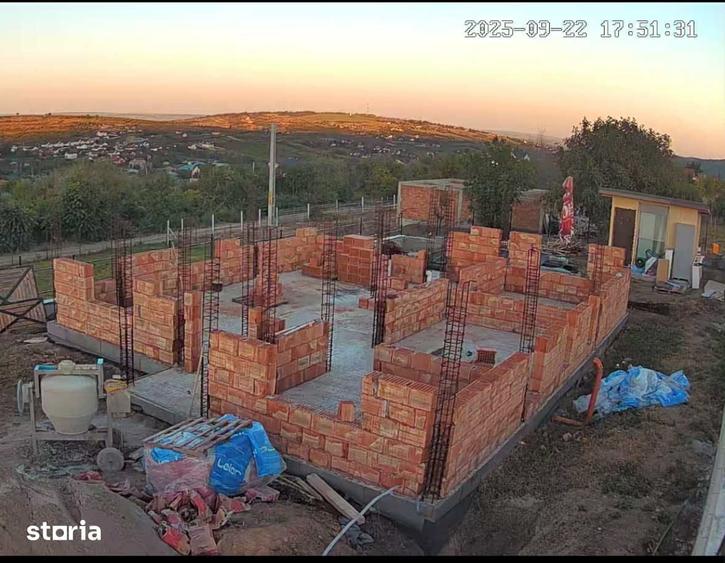 Casă cu 4 camere cu Teren 500 Mp în Tomești