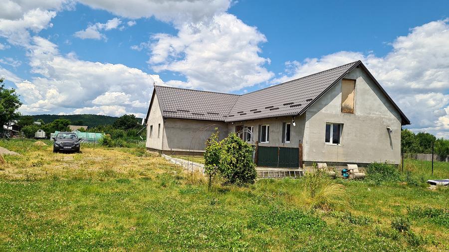 Casă individuală cu 3 camere cu Teren 2312 Mp în Podu Oltului