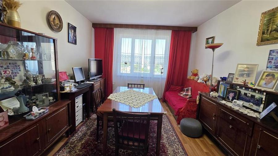 Apartament cu 3 camere semidecomandat în Astra