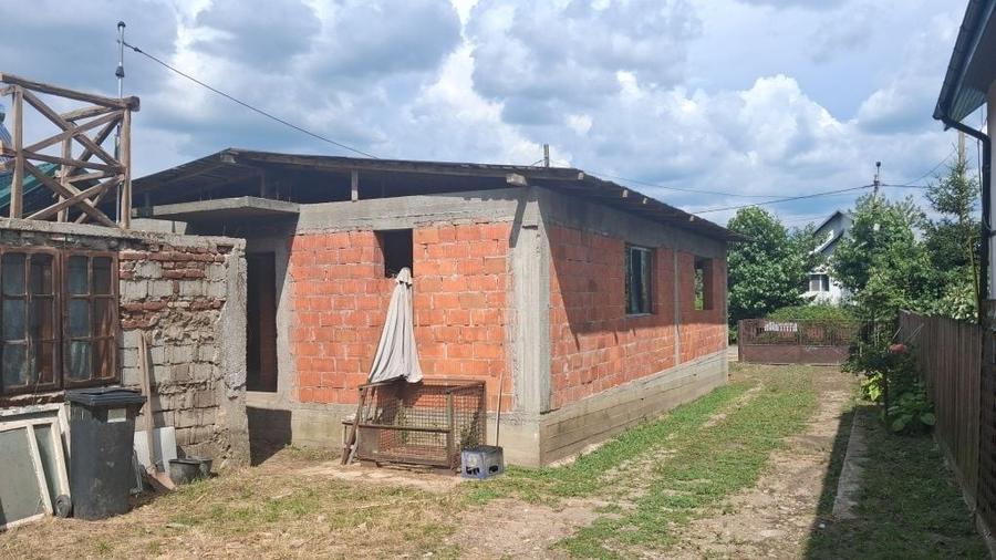 Casă cu 4 camere în Argeșelu
