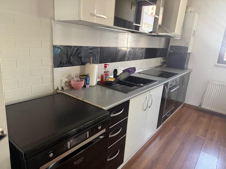 Apartament cu 3 camere decomandat, mobilat în Păcii