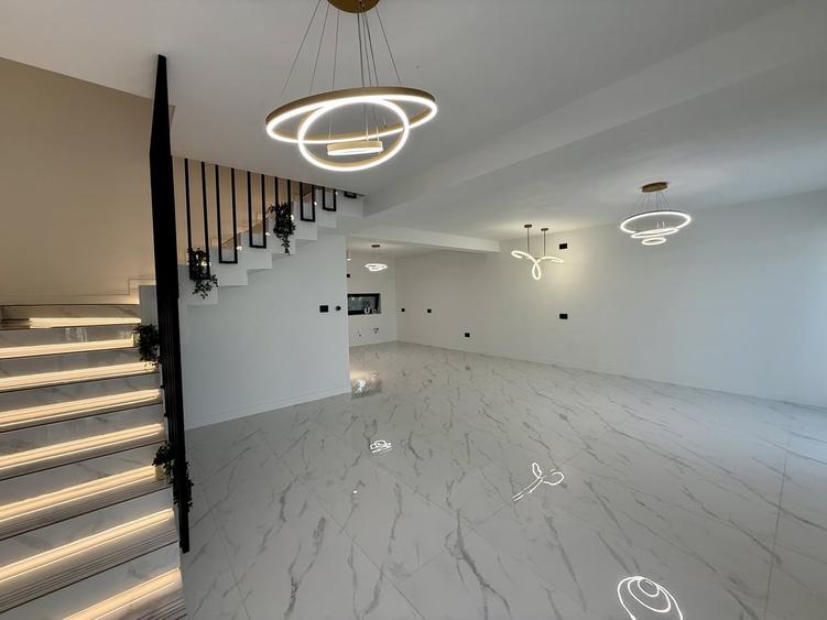 Casă cu 4 camere cu Teren 434 Mp în Central