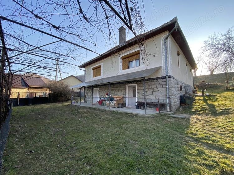 Casă cu 5 camere cu Teren 8000 Mp în Ciucea