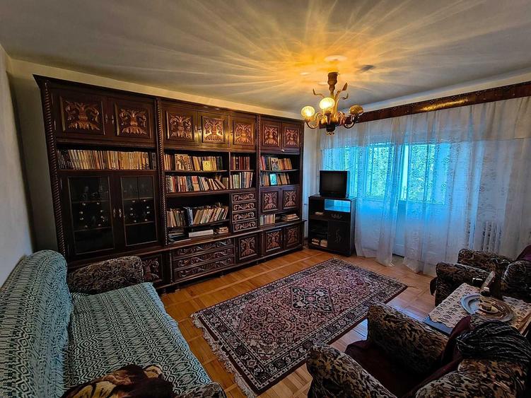 Apartament cu 3 camere decomandat în Pod