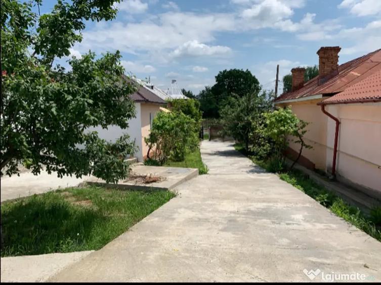 Casă cu 4 camere în Brădești