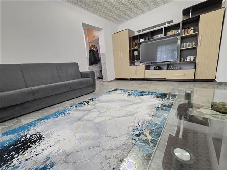 Apartament cu 3 camere decomandat, mobilat în Podu Roș
