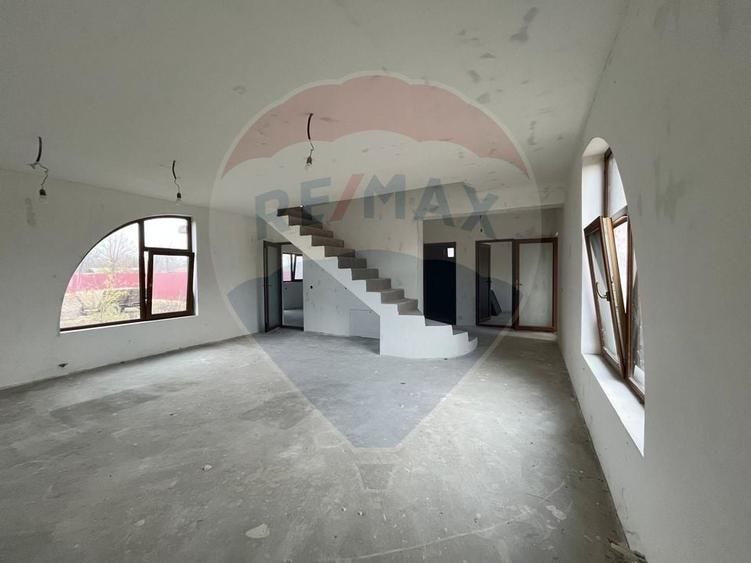 Casă individuală cu 5 camere cu Teren 1300 Mp în Lungulețu