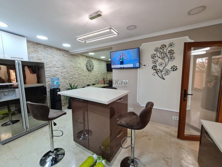 Casă individuală cu 6 camere cu Piscina în Domnești