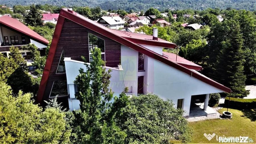 Casă cu 7 camere cu Teren 2813 Mp în Central