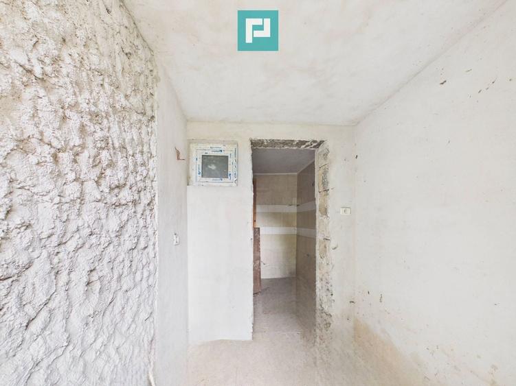 Casă individuală cu 8 camere cu Canalizare în Buteni