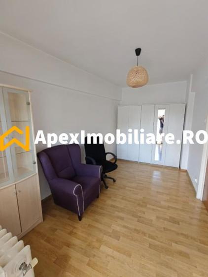 Apartament cu 3 camere semidecomandat în Universitate