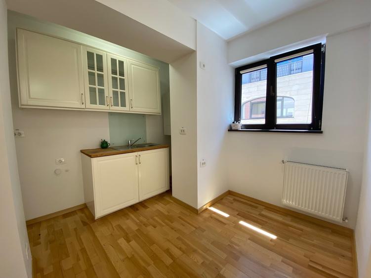 Apartament cu 3 camere semidecomandat în Aviatorilor