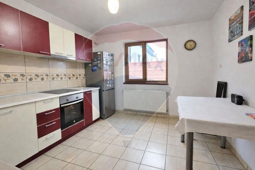 Casă cu 5 camere cu Teren 390 Mp în Lumina