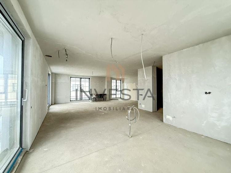 Penthouse cu 4 camere semidecomandat în Europa
